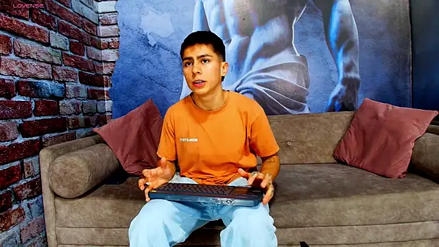 Snapshot of Aron_pulse chatting on 03-05-26, 01:18 Aron pulse online show from 03-05-26, 01:18