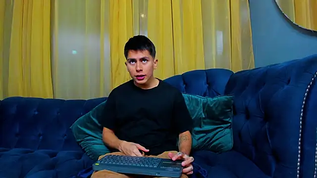 Snapshot of Aron_pulse chatting on 03-11-26, 01:17 Aron pulse online show from 03-11-26, 01:17