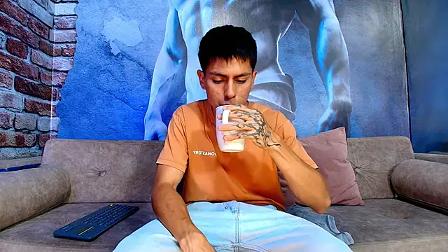 Snapshot of Aron_pulse chatting on 03-20-26, 08:03 Aron pulse online show from 03-20-26, 08:03