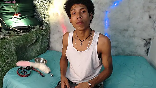 Snapshot of Walkers05 chatting on 03-11-26, 01:33 Walkers05 online show from 03-11-26, 01:33