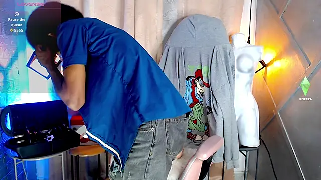 Snapshot of Walkers05 chatting on 03-31-26, 01:40 Walkers05 online show from 03-31-26, 01:40