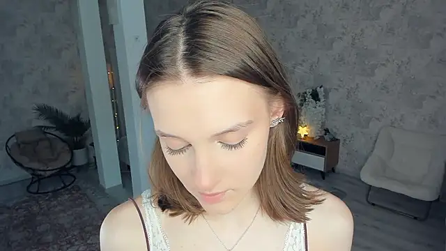 LianneBynon online show from 03-09-26, 08:40