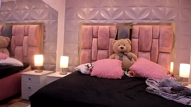 Paris Velvet online show from 04-18-26, 10:54