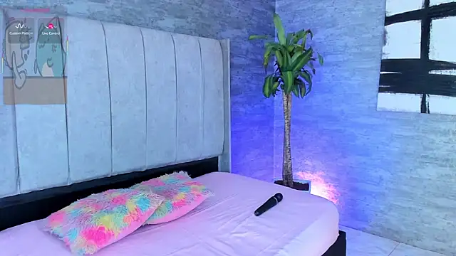 IsabellaRossi  online show from 02-11-26, 12:10