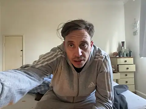 malcolm2334 online show from 04-12-26, 02:22