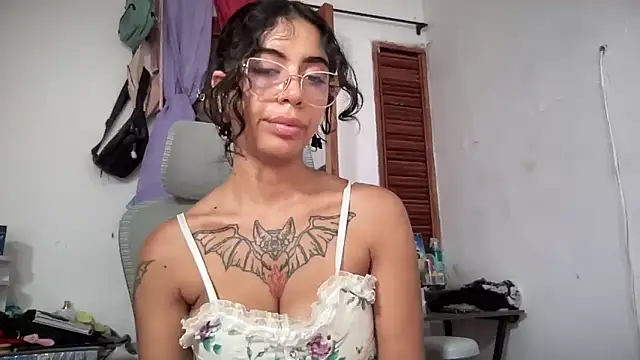 Snapshot of Antonia-bloom chatting on 05-17-26, 03:48 Antonia-bloom online show from 05-17-26, 03:48