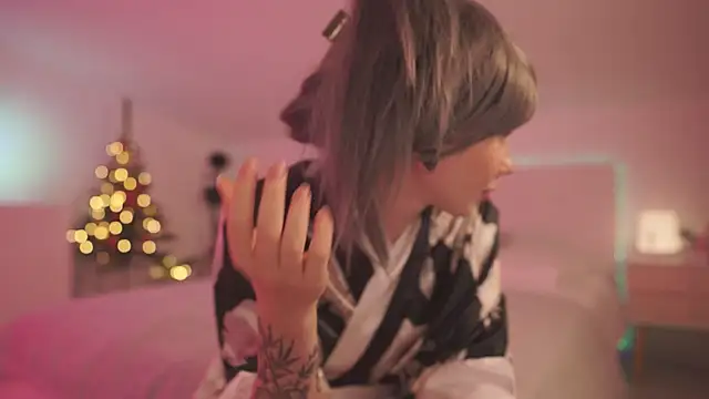 Sarah Pink online show from 12-19-24, 05:18