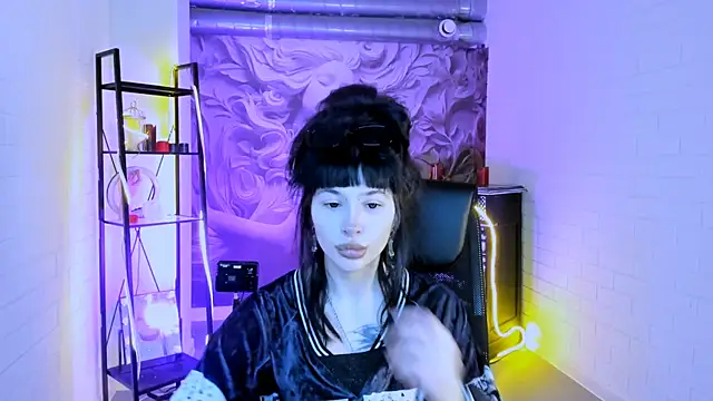 HollyDennis online show from 02-07-26, 01:37