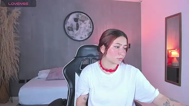 Snapshot of charlottee27_ chatting on 02-15-26, 02:08 charlottee27 online show from 02-15-26, 02:08