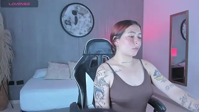 Snapshot of charlottee27_ chatting on 02-22-26, 02:13 charlottee27 online show from 02-22-26, 02:13