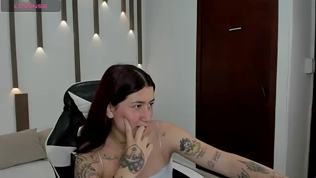 Snapshot of charlottee27_ chatting on 04-09-26, 02:11 charlottee27 online show from 04-09-26, 02:11