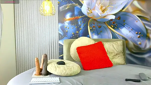nylaroyale cr online show from 06-17-26, 08:21