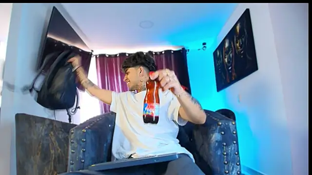 Snapshot of miguel_aguirre_ chatting on 02-19-26, 01:40 miguel aguirre online show from 02-19-26, 01:40