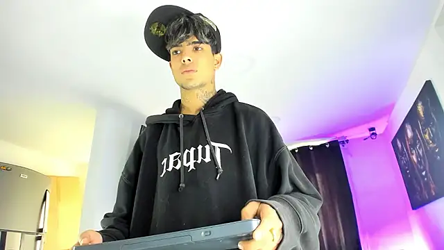 Snapshot of miguel_aguirre_ chatting on 03-03-26, 12:33 miguel aguirre online show from 03-03-26, 12:33