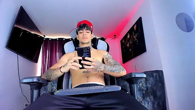 Snapshot of miguel_aguirre_ chatting on 03-05-26, 12:23 miguel aguirre online show from 03-05-26, 12:23