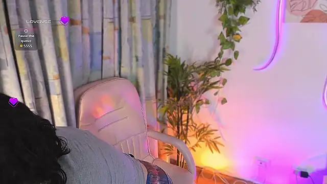 Snapshot of Sylvara_bx chatting on 03-28-26, 12:49 Sylvara bx online show from 03-28-26, 12:49