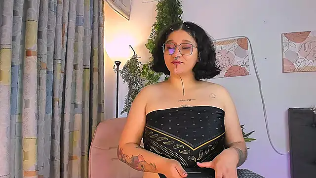 Snapshot of Sylvara_bx chatting on 04-01-26, 12:50 Sylvara bx online show from 04-01-26, 12:50