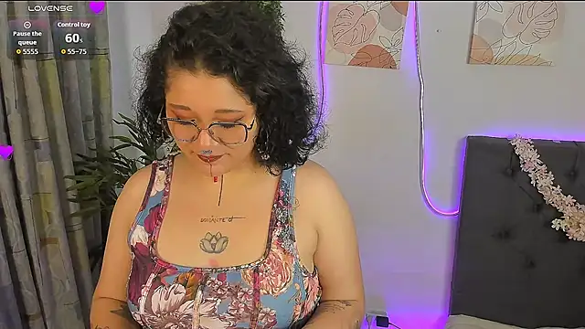Snapshot of Sylvara_bx chatting on 04-02-26, 12:58 Sylvara bx online show from 04-02-26, 12:58