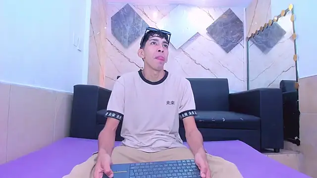 Snapshot of biig_boy chatting on 02-16-26, 08:05 biig boy online show from 02-16-26, 08:05