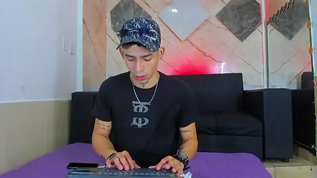 Snapshot of biig_boy chatting on 03-09-26, 08:13 biig boy online show from 03-09-26, 08:13