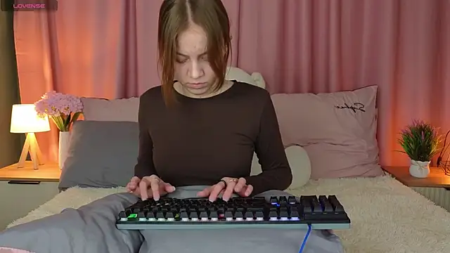 Snapshot of AliceYummy chatting on 02-18-26, 07:54 AliceYummy online show from 02-18-26, 07:54