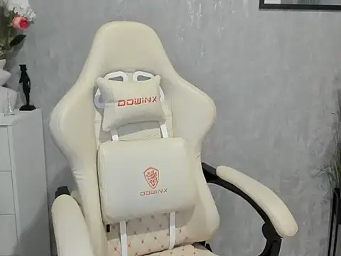 Snapshot of MistressMiia chatting on 03-05-26, 03:41 MistressMiia online show from 03-05-26, 03:41