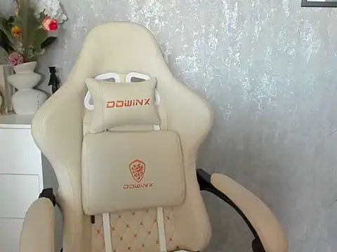 Snapshot of MistressMiia chatting on 03-10-26, 08:08 MistressMiia online show from 03-10-26, 08:08