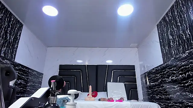 Ladyy Scarlett online show from 06-11-26, 02:33