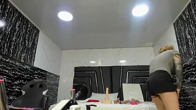 Ladyy Scarlett online show from 06-12-26, 03:05