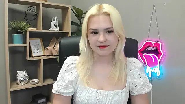 SweetLilyxo online show from 05-13-26, 06:33