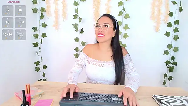Emma Sanz   online show from 05-09-26, 01:49