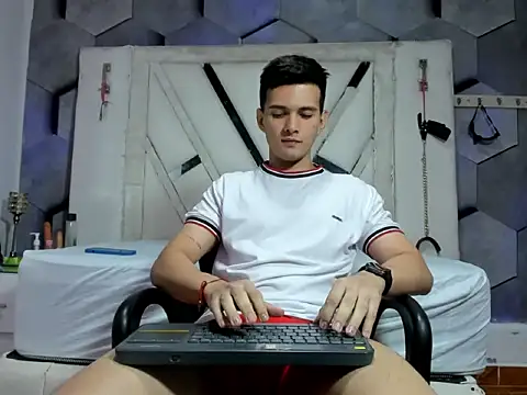 GoldenBoyM online show from 06-17-26, 03:42