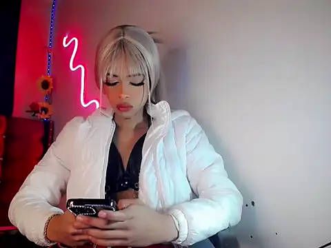 DahliaGill online show from 06-15-26, 02:19