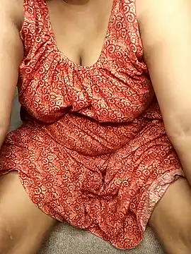 Snapshot of R_Queen chatting on 04-21-26, 02:01 R Queen online show from 04-21-26, 02:01