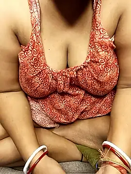 Snapshot of R_Queen chatting on 05-14-26, 06:15 R Queen online show from 05-14-26, 06:15