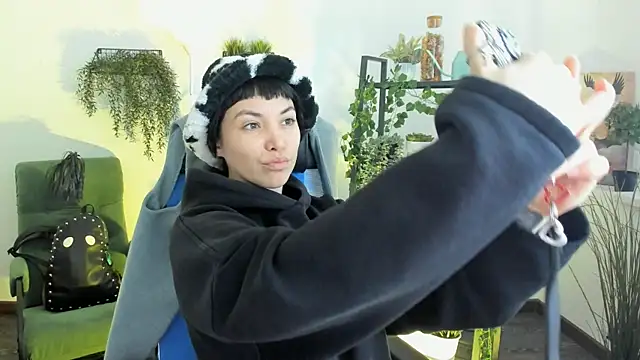 Snapshot of NeoGeisha chatting on 05-11-26, 01:06 NeoGeisha online show from 05-11-26, 01:06