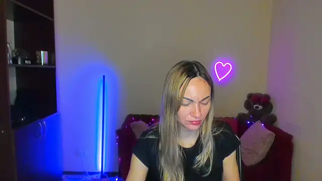 Snapshot of BlondMikey22 chatting on 06-10-26, 05:28 BlondMikey22 online show from 06-10-26, 05:28