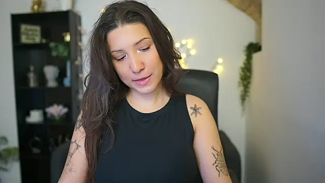 Caylinn18 online show from 02-06-26, 06:11