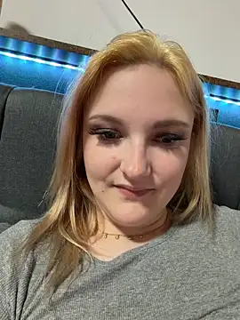 Snapshot of ViviLuu chatting on 04-27-26, 10:08 ViviLuu online show from 04-27-26, 10:08