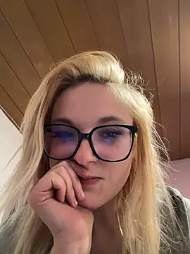 Snapshot of ViviLuu chatting on 05-21-26, 08:27 ViviLuu online show from 05-21-26, 08:27
