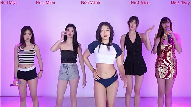 Snapshot of Velvet-girl chatting on 02-15-26, 10:25 Velvet-girl online show from 02-15-26, 10:25