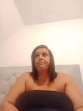 Snapshot of louisa36 chatting on 06-19-26, 10:35 louisa36 online show from 06-19-26, 10:35