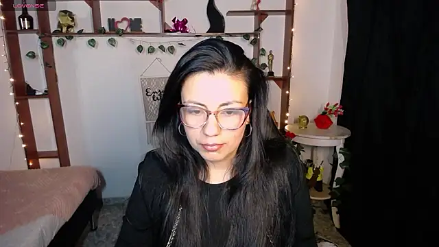 Snapshot of QueenRose94 chatting on 02-23-26, 12:35 QueenRose94 online show from 02-23-26, 12:35