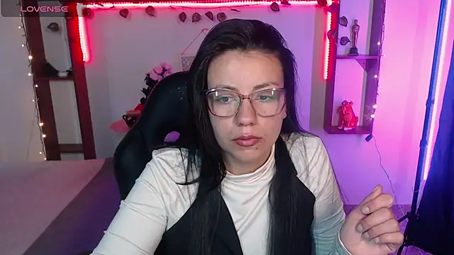 Snapshot of QueenRose94 chatting on 03-18-26, 12:19 QueenRose94 online show from 03-18-26, 12:19