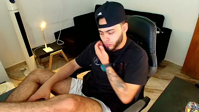 Snapshot of Xanderstone00 chatting on 03-17-26, 04:17 Xanderstone00 online show from 03-17-26, 04:17