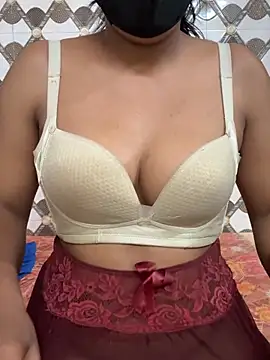 Snapshot of lovely_siaa chatting on 04-21-26, 04:45 lovely siaa online show from 04-21-26, 04:45