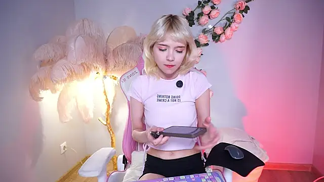 Snapshot of wow_angel chatting on 05-20-26, 05:35 wow angel online show from 05-20-26, 05:35