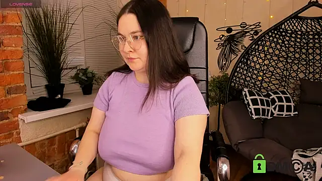 Snapshot of Mila_melodyy chatting on 02-14-26, 03:31 Mila melodyy online show from 02-14-26, 03:31