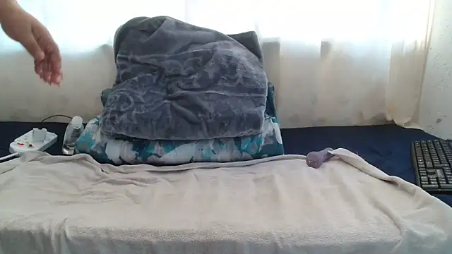 Snapshot of Sweet-Bella17 chatting on 04-26-26, 02:26 Sweet-Bella17 online show from 04-26-26, 02:26