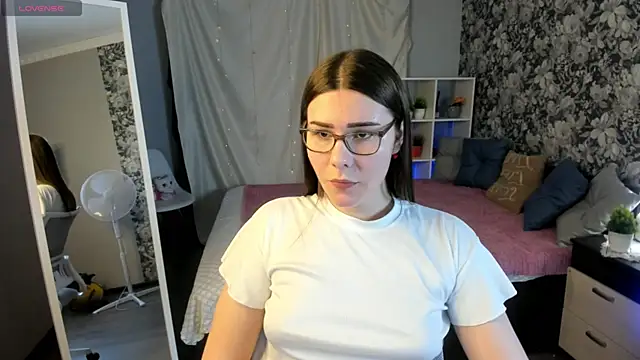 Snapshot of Coraline_kitty chatting on 05-03-26, 06:47 Coraline kitty online show from 05-03-26, 06:47